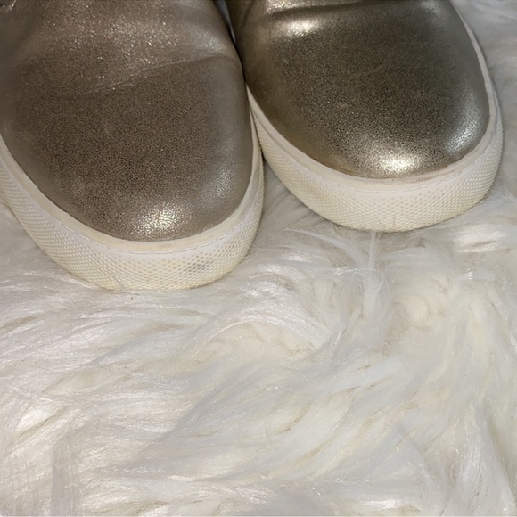 reaction kenneth cole women’s gold slip ons - Picture 3 of 6